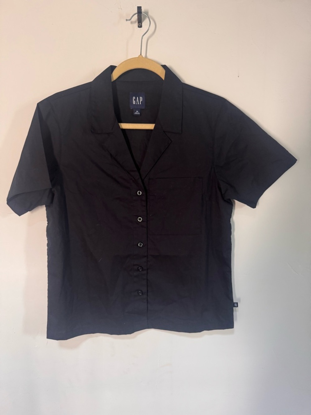GAP Women’s Black Short-Sleeve Button-Front Shirt